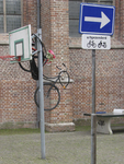872004 Afbeelding van een damesfiets, die aan een paal met basket gehangen is, bij de Waterstraat aan de noordzijde van ...